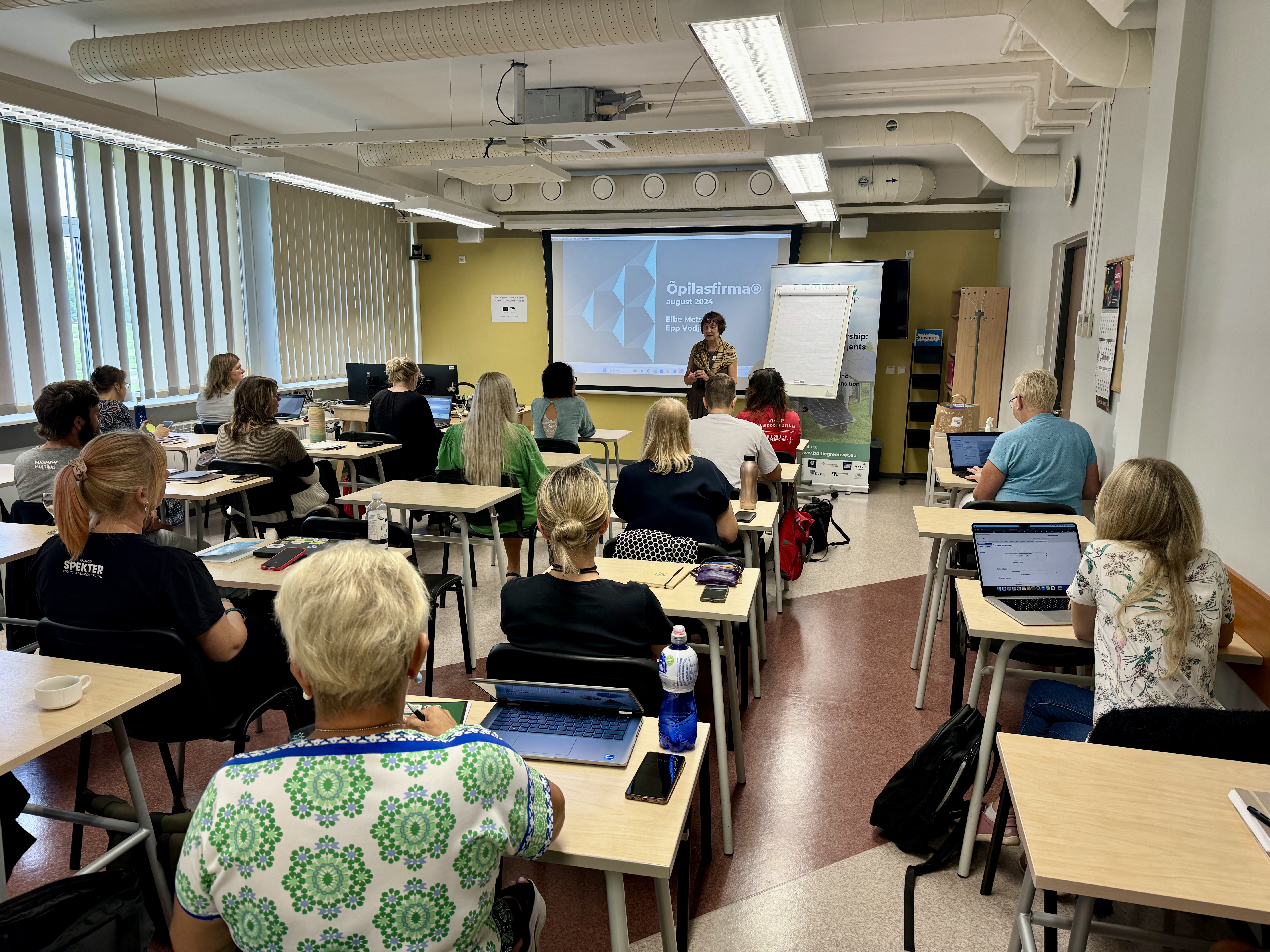 Algavast &otilde;ppeaastast lisandub L&otilde;una-Eesti koolidesse ja noortekeskustesse 64 vastselt koolitatud &otilde;pilas- ja minifirmade juhendajat